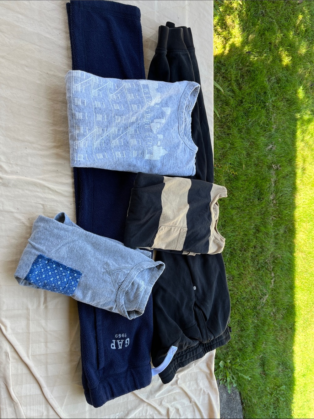 Gap 5 pc Bundle- jogger/sweatpants & 3 tees- essential wardrobe  Sz L